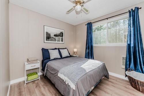 Ένα ή περισσότερα κρεβάτια σε δωμάτιο στο Affordable Sauble Beach Getaway