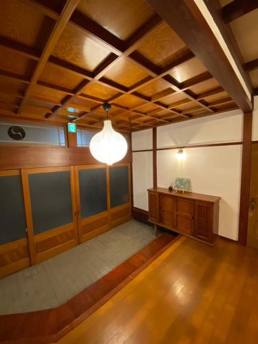 an empty room with a table and a light at 勝山貸切民泊三つ子の魂 福井県立恐竜博物館まで車で10分 発坂駅から徒歩5分 in Katsuyama
