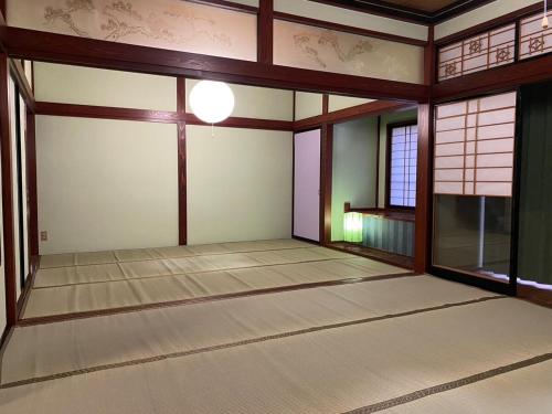 an empty room with a large window and a ceiling at 勝山貸切民泊三つ子の魂 福井県立恐竜博物館まで車で10分 発坂駅から徒歩5分 in Katsuyama