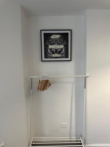 Fotografie z fotogalerie ubytování Freshly Renovated Flat just minutes from Luton Airport with Private parking v Lutonu