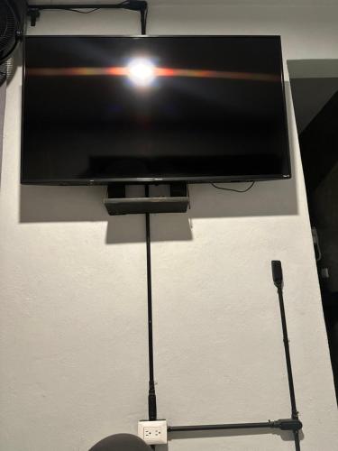 TV a/nebo společenská místnost v ubytování Suites Santa Noche & Spa