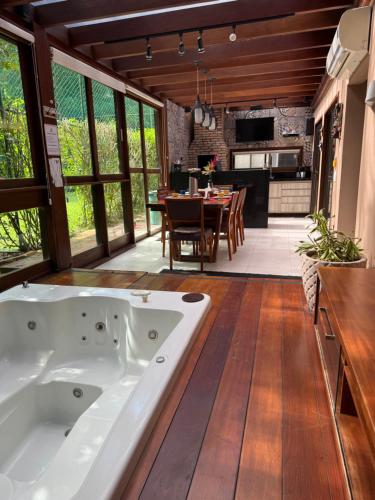 una grande vasca da bagno in una stanza con cucina di Casa luxo 10 pessoas com jacuzzi Chã Grande PE a Recife
