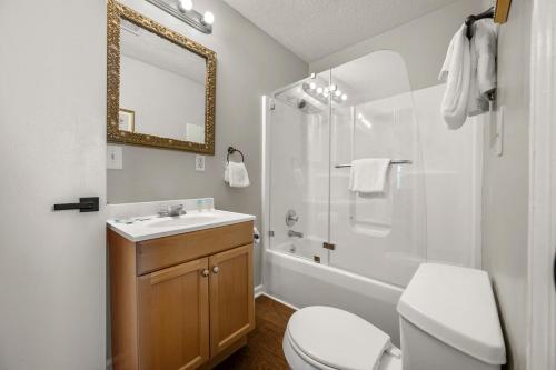 Un baño con inodoro, lavabo y ducha. en NEW LISTING - Cabin, Hot Tub, and Stunning Views, en Sevierville