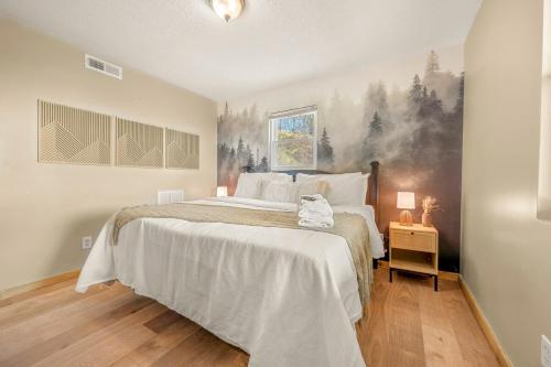 Un dormitorio con una cama y un cuadro en la pared. en NEW LISTING - Cabin, Hot Tub, and Stunning Views, en Sevierville