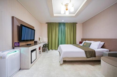 Ένα ή περισσότερα κρεβάτια σε δωμάτιο στο S Hotel Sangmu