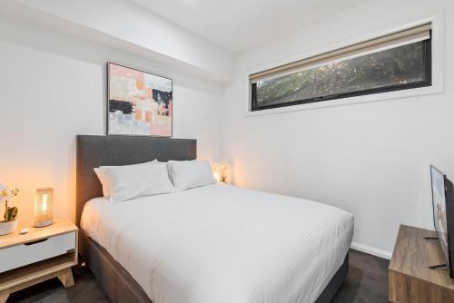 Кровать или кровати в номере Comfortable 2BR Retreat with Balcony & Parking