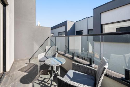 Балкон или терраса в Comfortable 2BR Retreat with Balcony & Parking