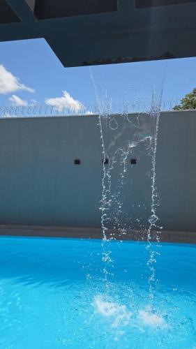 Bazén v ubytování Linda Casa Nova e com piscina nebo v jeho okolí