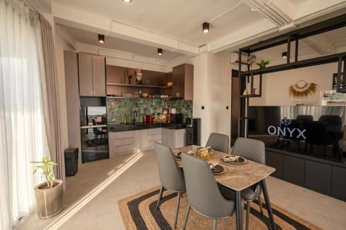 Η κουζίνα ή μικρή κουζίνα στο Onyx Beach Hotel