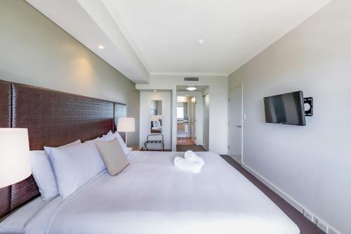 Breezy Harbourfront Resort with Seaviews & Pool 객실 침대