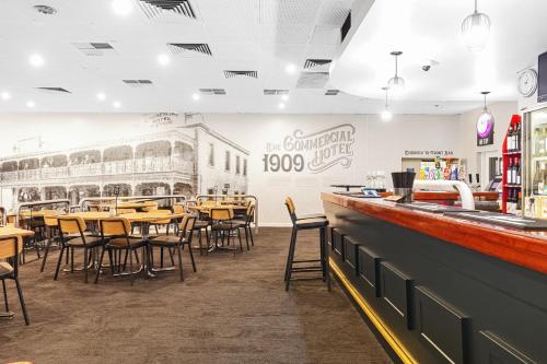 Ο χώρος του lounge ή του μπαρ στο The Commercial Hotel