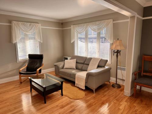 Χώρος καθιστικού στο Vieux Beloeil appartement free Parking