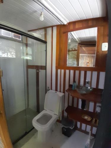 Chalé Bambu في كونها: حمام مع مرحاض ودش ومغسلة