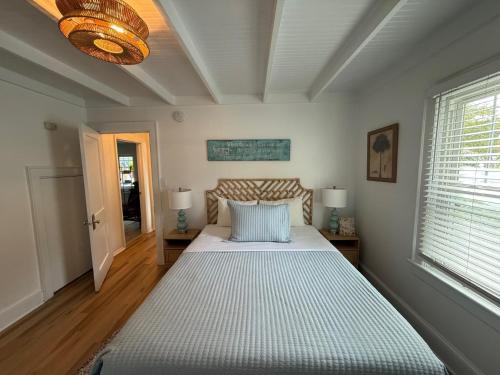a bedroom with a bed and a ceiling at Island Guesthouse and Motel OBX in Manteo
