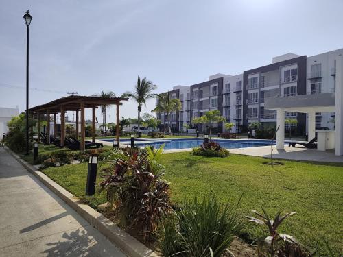 ein Resort mit einem Swimmingpool und einem Gebäude in der Unterkunft Comodo departamento en Barra Vieja Acapulco in Acapulco