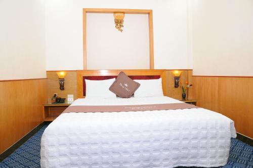 a bedroom with a large white bed in a room at Phuong Anh 3 Hotel in Hai Phong