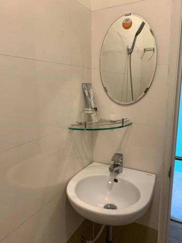 a bathroom with a sink and a mirror at Chí Hiếu Homestay in Bạc Liêu