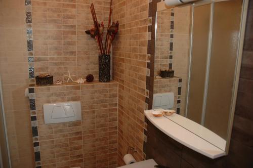 un bagno con lavandino e specchio di Apartament Przy Promenadzie a Świnoujście