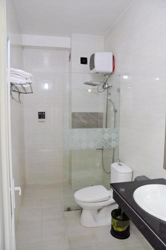 a bathroom with a shower and a toilet and a sink at Phuong Anh 3 Hotel in Hai Phong
