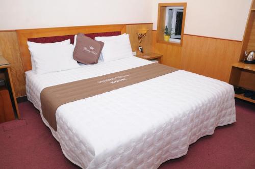 a large white bed in a hotel room at Phuong Anh 3 Hotel in Hai Phong