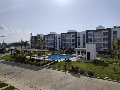 Der Swimmingpool an oder in der Nähe von Comodo departamento en Barra Vieja Acapulco