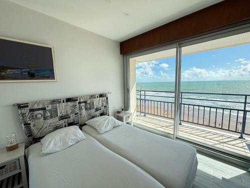 une chambre avec un lit et une vue sur l'océan dans l'établissement Appartement face plage au 9ème étage avec garage privatif - FR-1-197-622, à Les Sables-dʼOlonne