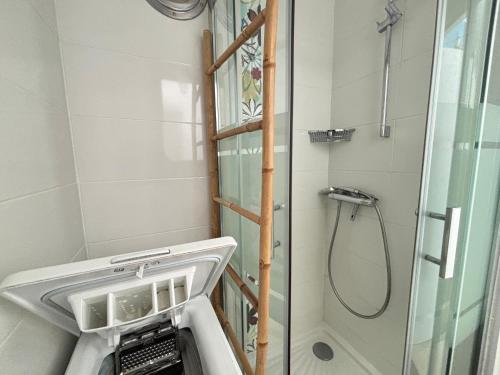 une machine à laver dans une salle de bain avec douche dans l'établissement Appartement face plage au 9ème étage avec garage privatif - FR-1-197-622, à Les Sables-dʼOlonne