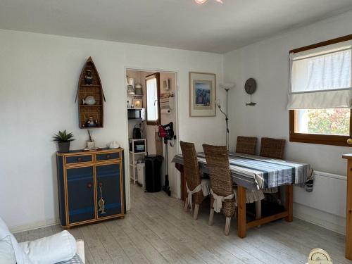 une salle à manger avec une table et quelques chaises dans l'établissement Appartement 2 pièces près de la plage avec parking à Cabourg - FR-1-487-381, à Cabourg