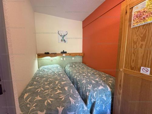 une petite chambre avec un lit dans le coin dans l'établissement Appartement F2 au pied des pistes - 5 couchages avec Wi-Fi et parking - FR-1-295-206, aux Angles