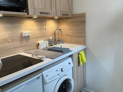 une cuisine avec une machine à laver et un évier dans l'établissement Appartement 2 pièces près de la plage avec parking à Cabourg - FR-1-487-381, à Cabourg