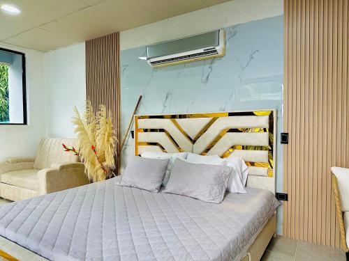 a bedroom with a bed and a couch and a chair at Villa Paz CASA QUINTA CON PISCINA PRIVADA in Ricaurte