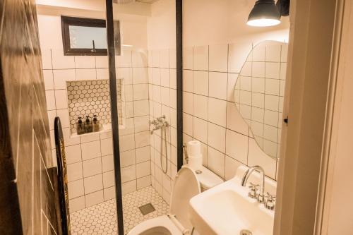 Un baño de SANGLEY Nest Eco Home with Self-Service Breakfast - Big Garden, Monkeys, Pet Friendly with a Fee
