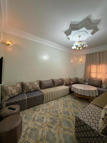 a living room with a couch and a table at relax au cœur de la ville in Taroudant