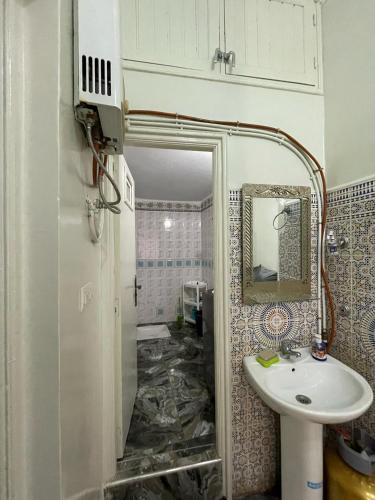 a bathroom with a sink and a mirror at relax au cœur de la ville in Taroudant