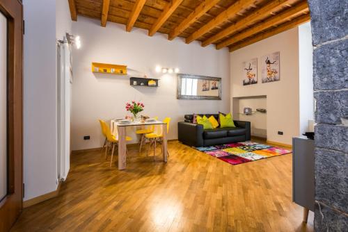 uma sala de estar com uma mesa e um sofá em Relais Di Giada em Como