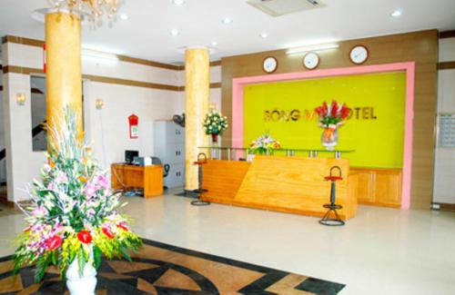 een lobby met een wachtkamer met bloemen bij Khách Sạn Sông Mã Sầm Sơn in Sầm Sơn
