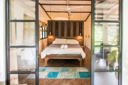 Cama o camas de una habitación en SANGLEY Nest Eco Home with Self-Service Breakfast - Big Garden, Monkeys, Pet Friendly with a Fee