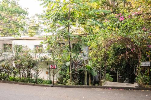 Jardín al aire libre en SANGLEY Nest Eco Home with Self-Service Breakfast - Big Garden, Monkeys, Pet Friendly with a Fee