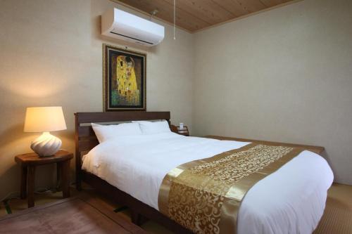 Una cama o camas en una habitación de Dolton Kumamoto Riverside