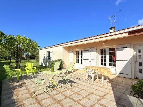 Maison familiale proche plages et commerces avec jardin - FR-1-778-48