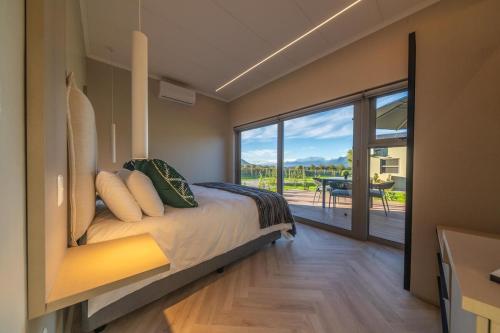 Кровать или кровати в номере Cottage 4 - Leo Sky Farm