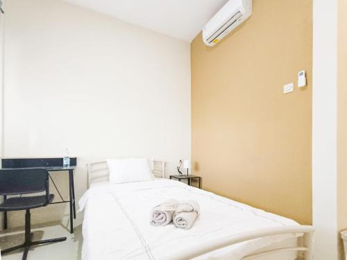 a hospital room with a bed with towels on it at The TAMU HOUSE Syariah Solo RedPartner in Bonorejo