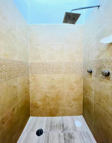 a bathroom with a shower with a ceiling at Departamento con terraza en el Centro in Oaxaca City