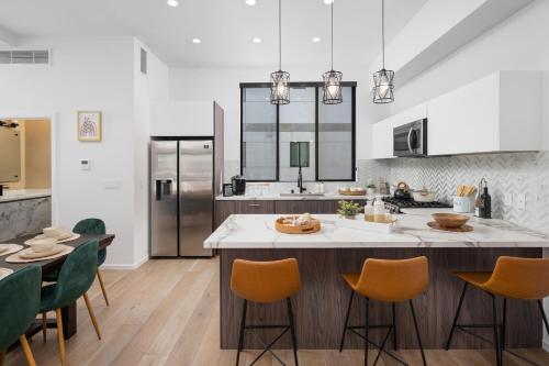 Η κουζίνα ή μικρή κουζίνα στο Modern Hollywood Charm