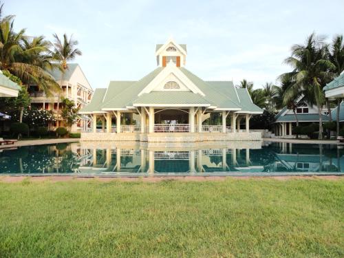 a large house with a pool in front of it at บ้านมนชเลชะอำ ติดชายหาด Baan Monchale in Ban Sa