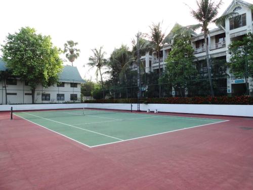 a tennis court in front of a building at บ้านมนชเลชะอำ ติดชายหาด Baan Monchale in Ban Sa