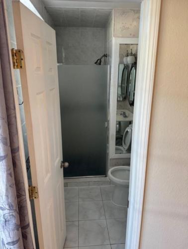 une salle de bain avec douche et toilettes dans l'établissement King's Suite Escape, à Ontario