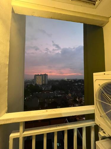 Μπαλκόνι ή βεράντα στο Apartemen Parahyangan Residence by Anton