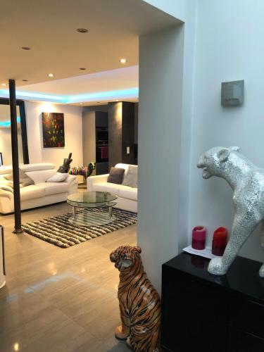 un chien est assis dans un salon dans l'établissement Luxury Loft Design Amazing en Plein coeur de Paris, à La Celle-sous-Gouzon