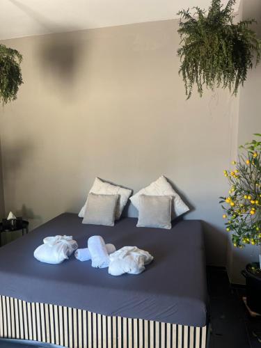 two towels on a bed with two pillows at Erholung im Privaten SPA in Esslingen